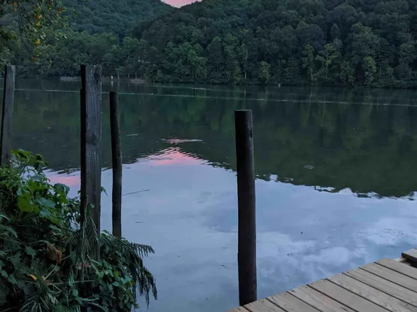 121 Old Centers Ferry Rd, Harriman, TN 37748