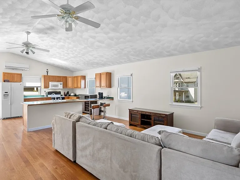146 Dana Ave #R — Photo 5