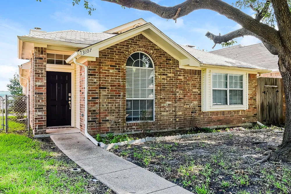 3 bed, 2.0 bath, 1352 sqft, $2,020 — Photo 3