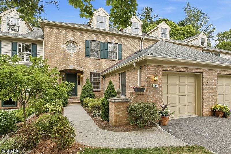 1st image of 19 Chadwell Pl