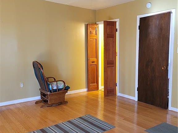 4th image of 2850 Lawson St