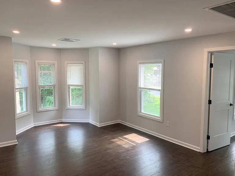 3357 Whitney Ave — Photo 10