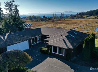 5490 Beach Bluff Dr, Freeland, WA 98249