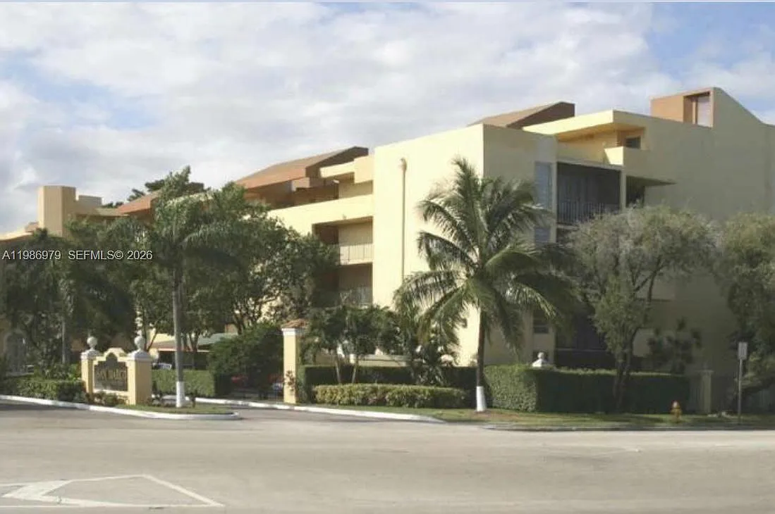Building Photo - 8860 Fontainebleau Blvd #506