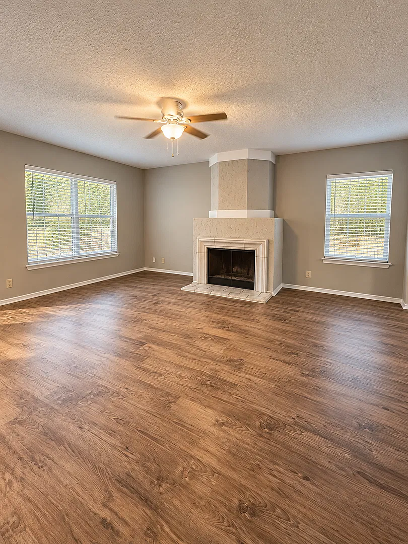 Beautiful 2 Story Home located in the Raintree Neighborhood — Photo 2