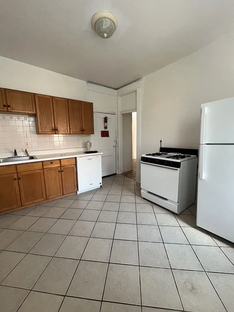 No Brokers Fee, Packard's Corner Area of Allston. Heat and Hot Water Included, Laundry on a Site,... — Photo 3