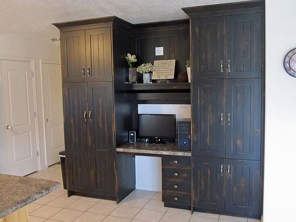 Built-in hutch/desk in kitch