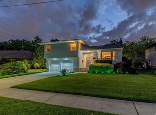 42 Willowbrook Ln, Freeport, NY 11520