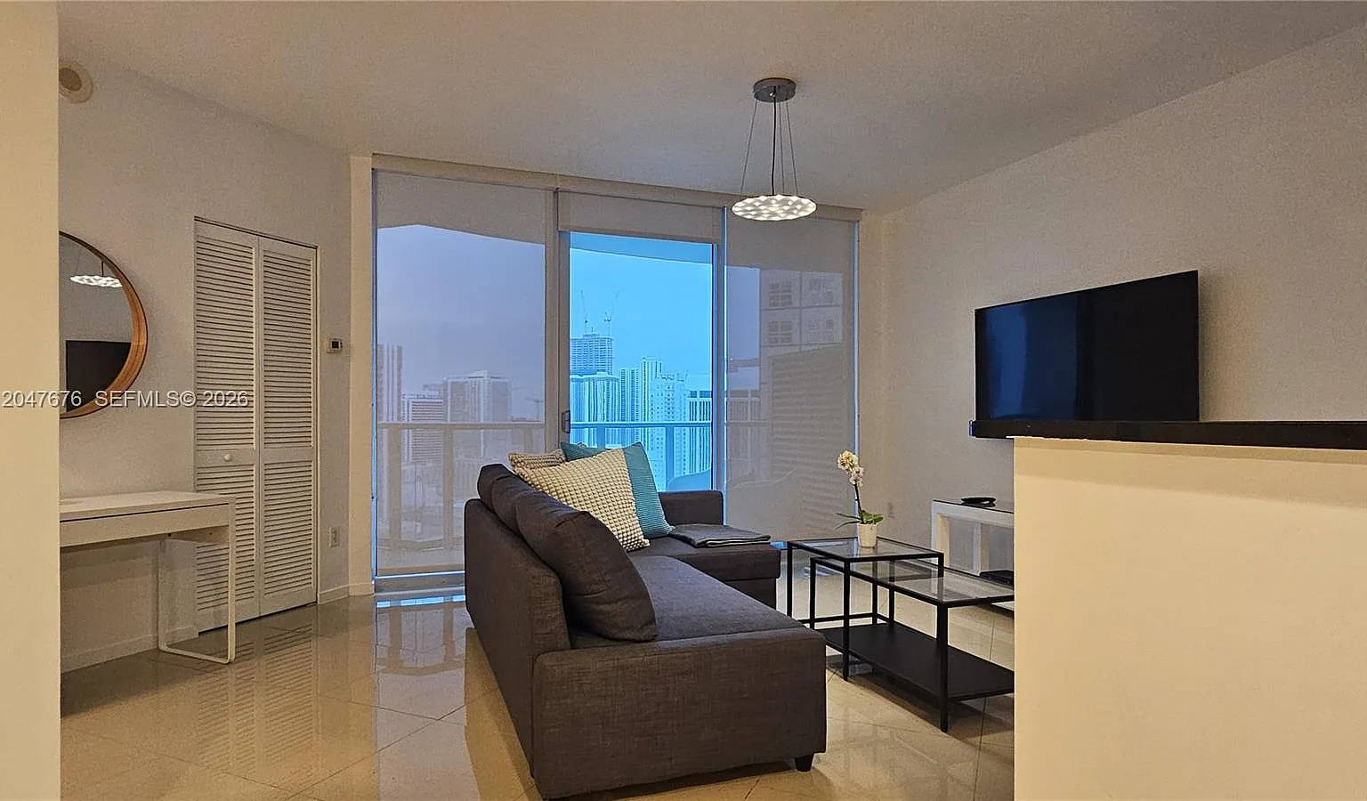 Met 1 Condo — Photo 2