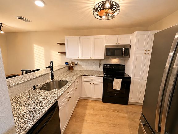 3rd image of 608 Squire Ln APT E