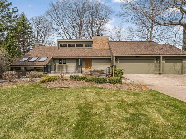 12531 N Island View Dr, Northport, MI 49670