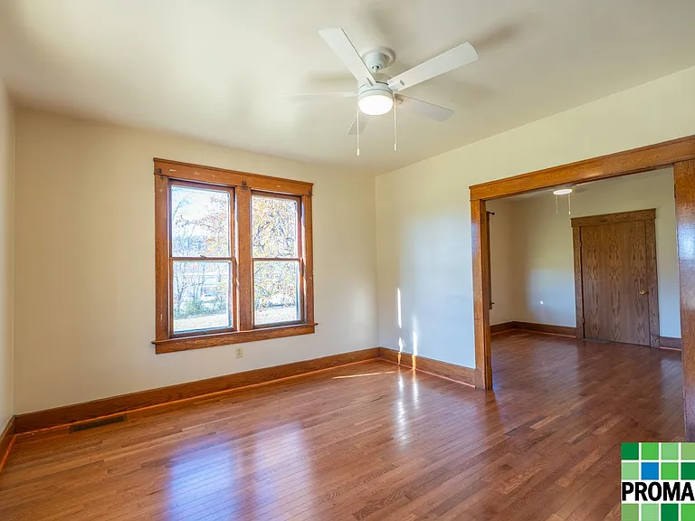 21 Moore Ave — Photo 3