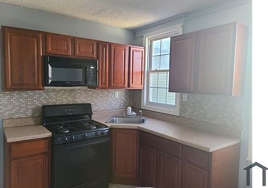 1st image of 582 Hunterdon St Floor 2