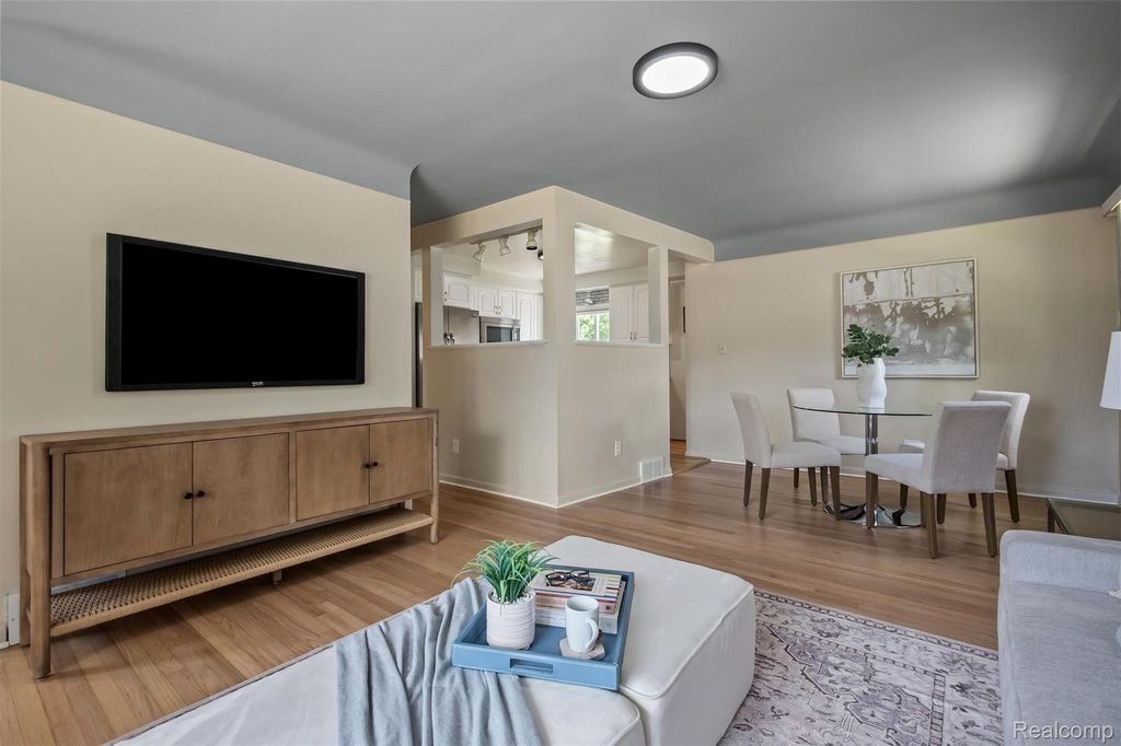 Apartment in Clinton Township - More