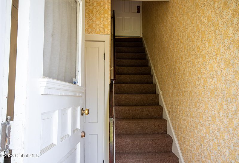 3rd image of 135 Kenwood Avenue