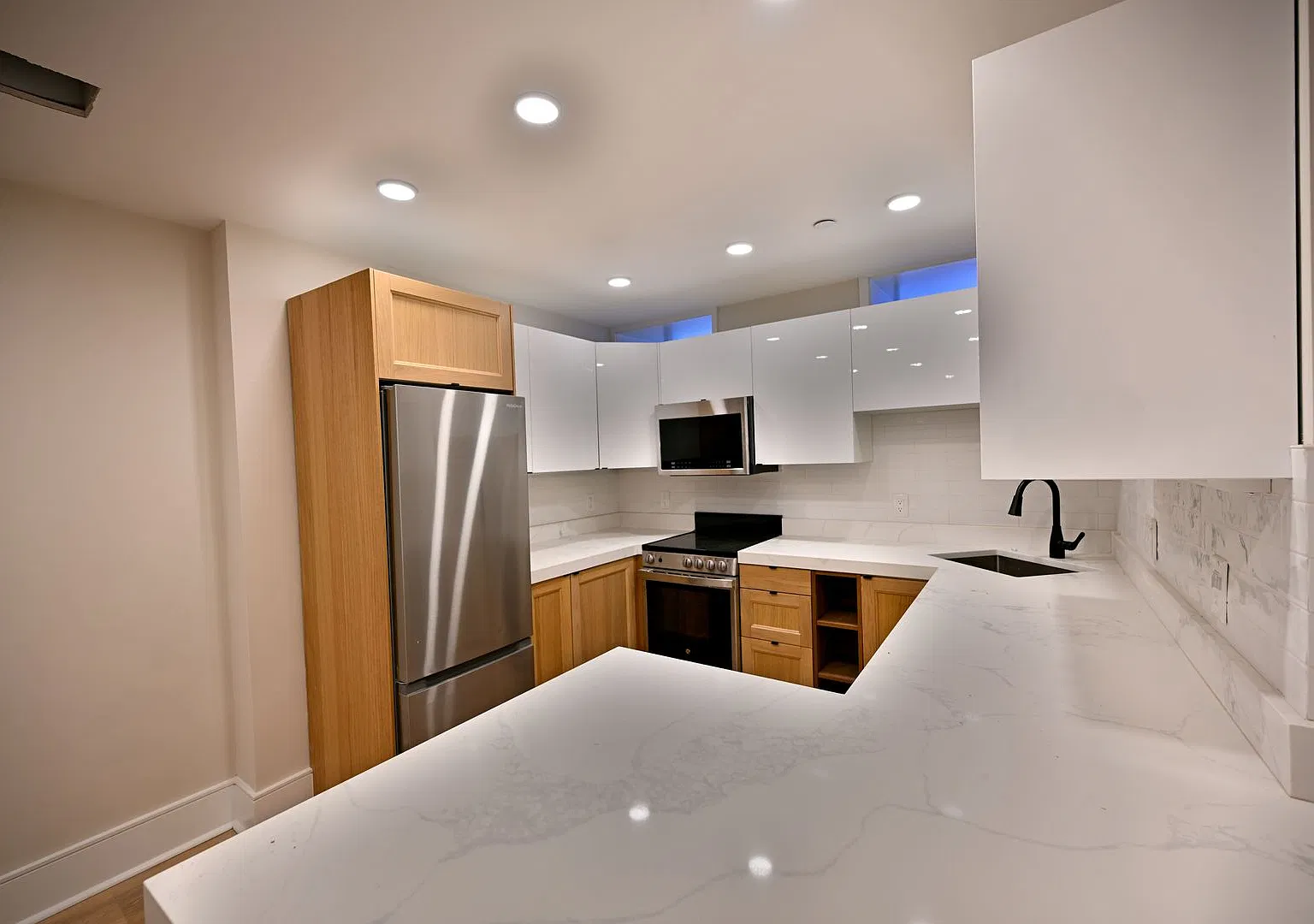 Bay Village 2 Bed Prime Location w/ Laundry — Photo 3