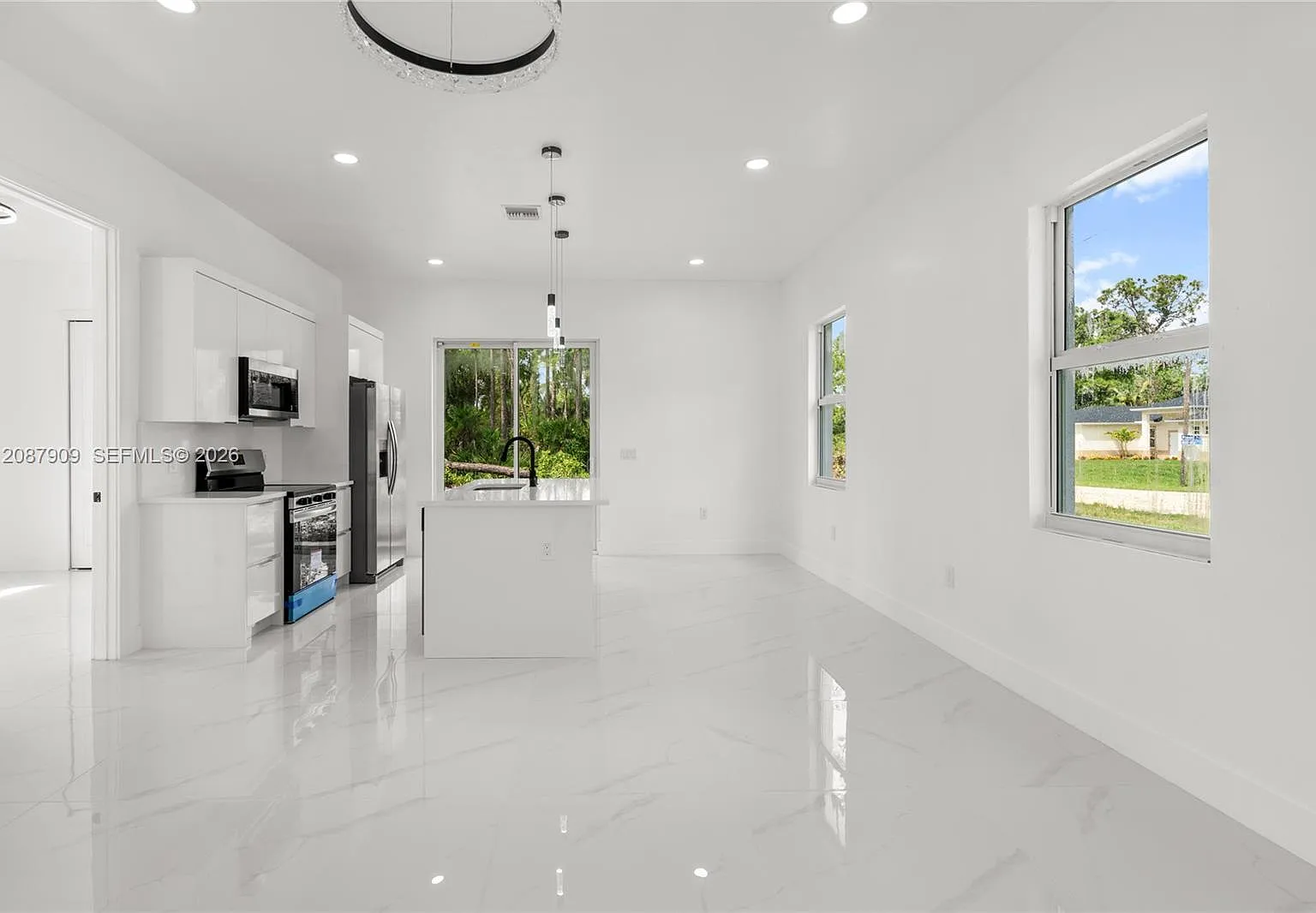 3 bed, 2.0 bath, $1,800 — Photo 2