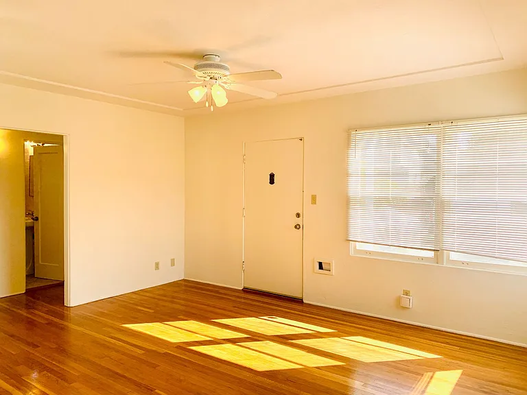 Beautiful 2bd/1ba Condo In Crown Point! W/ Garage & Laundry! $3,595/Mo — Photo 4