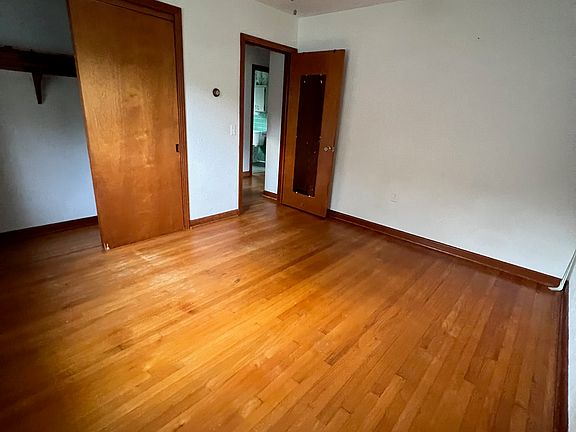 3rd image of 825 S Carpenter Ave