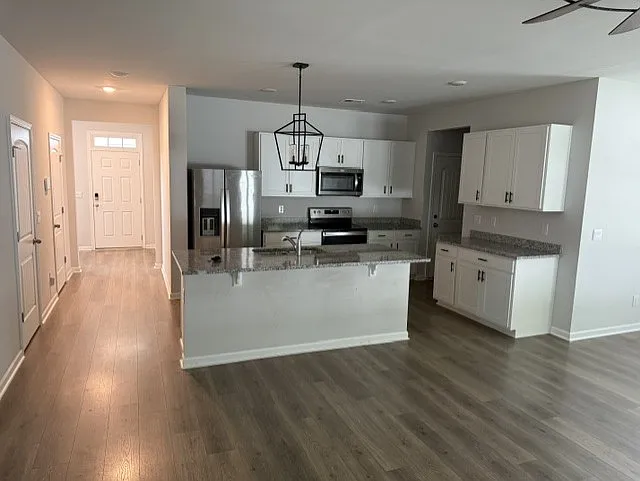 4 bed, 2.5 bath, 2390 sqft, $2,450 — Photo 3