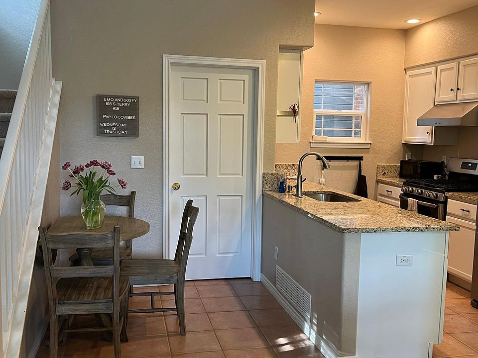 Cozy kitchen: microwave, oven, gas stove, dishwasher & fridge included.