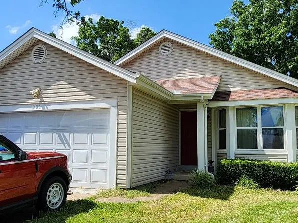 221 Mondair Dr, O'Fallon, MO 63368