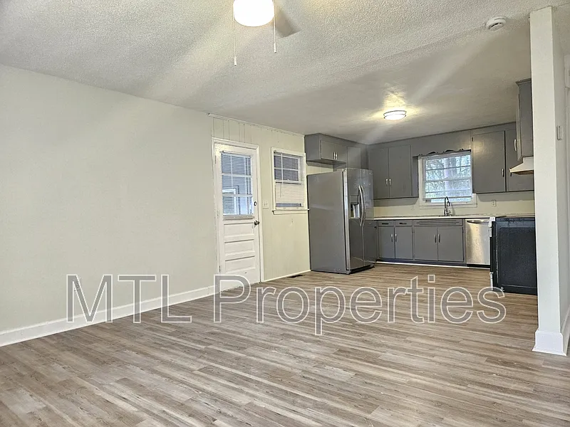 2 bed, 1.0 bath, 810 sqft, $1,300 — Photo 3