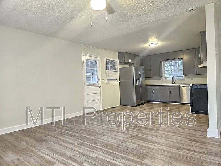1445 Pine Spring St — Photo 3