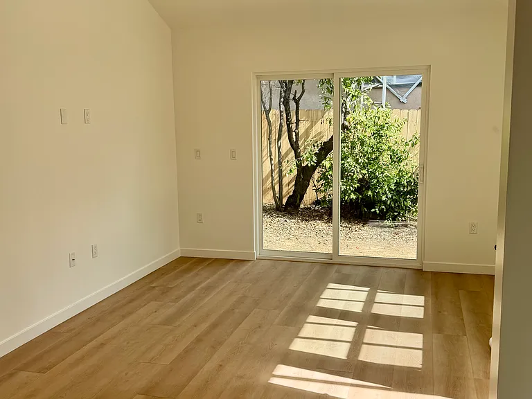 2210 Navarro Ave — Photo 4