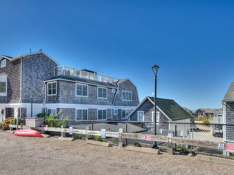 124 Bay St #R2 — Photo 35