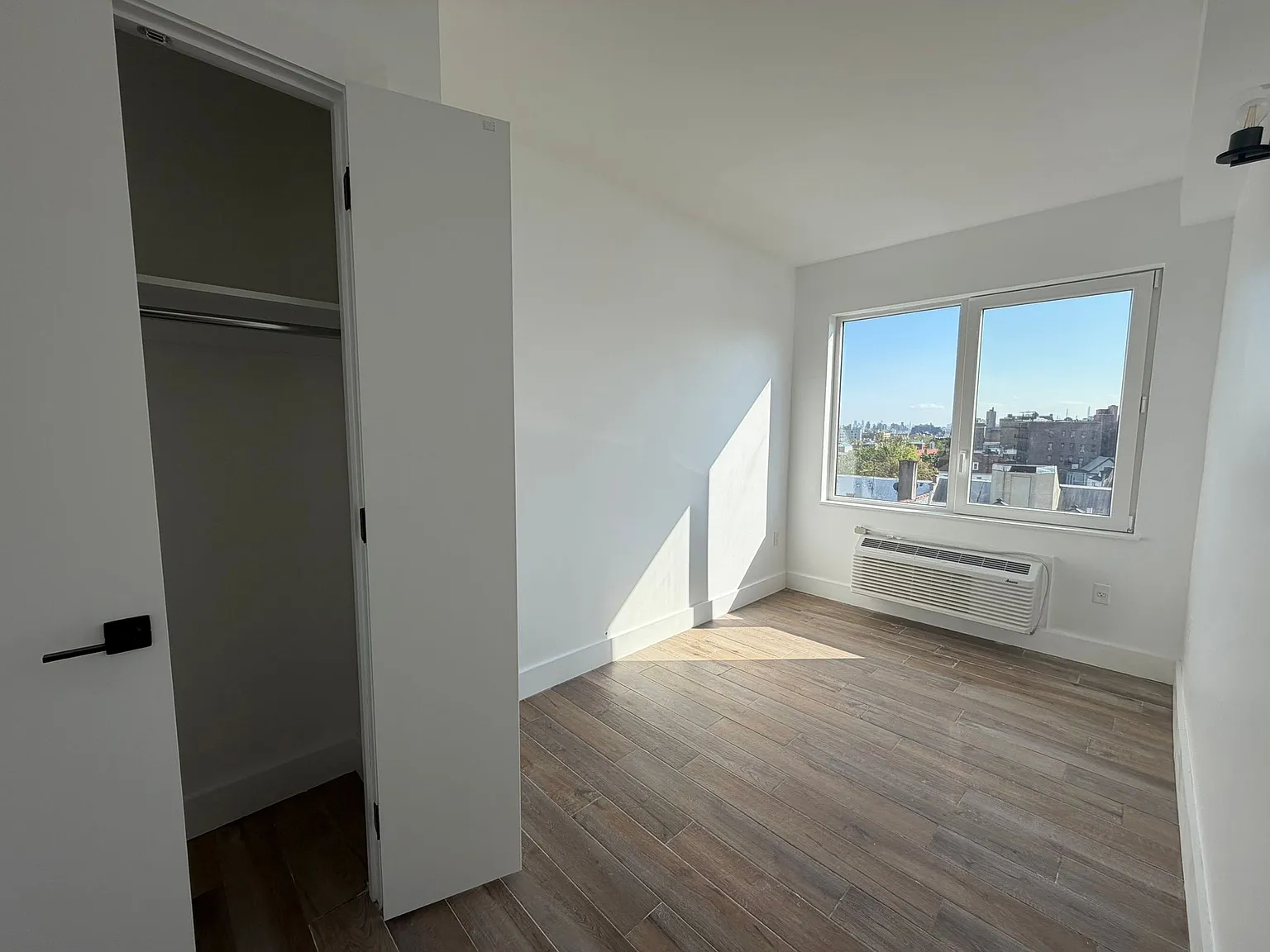 3 bed, 1000 sqft, $3,811 — Photo 2