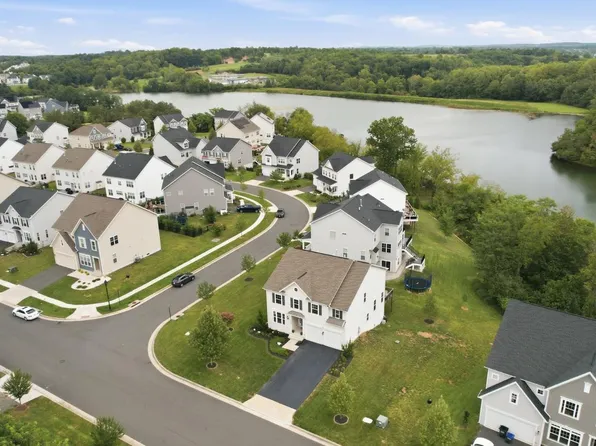 17992 Ridgewood Pl, Round Hill, VA 20141