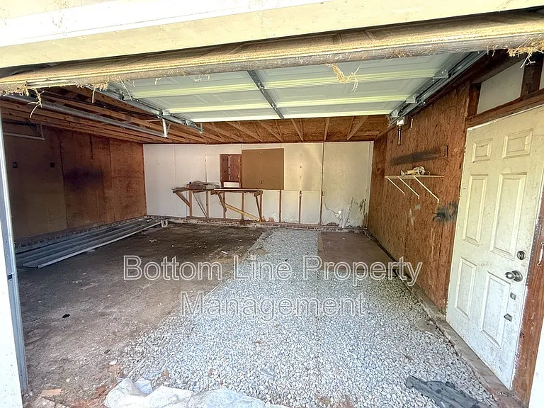 1024 E 10th St — Photo 14