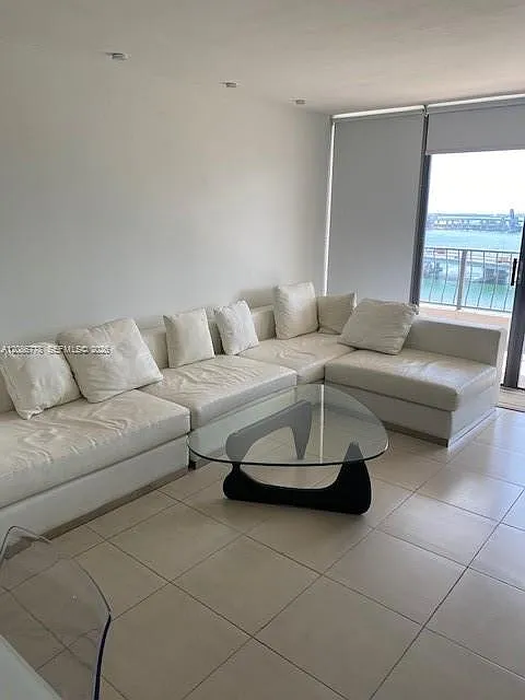 Venetia Condo — Photo 3