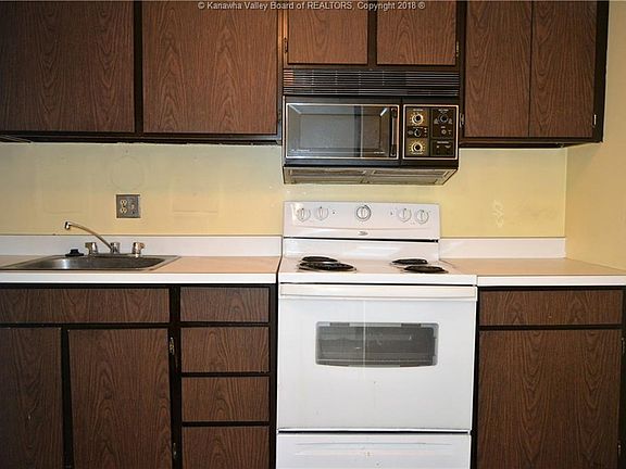 3rd image of 2106 Kanawha Blvd E