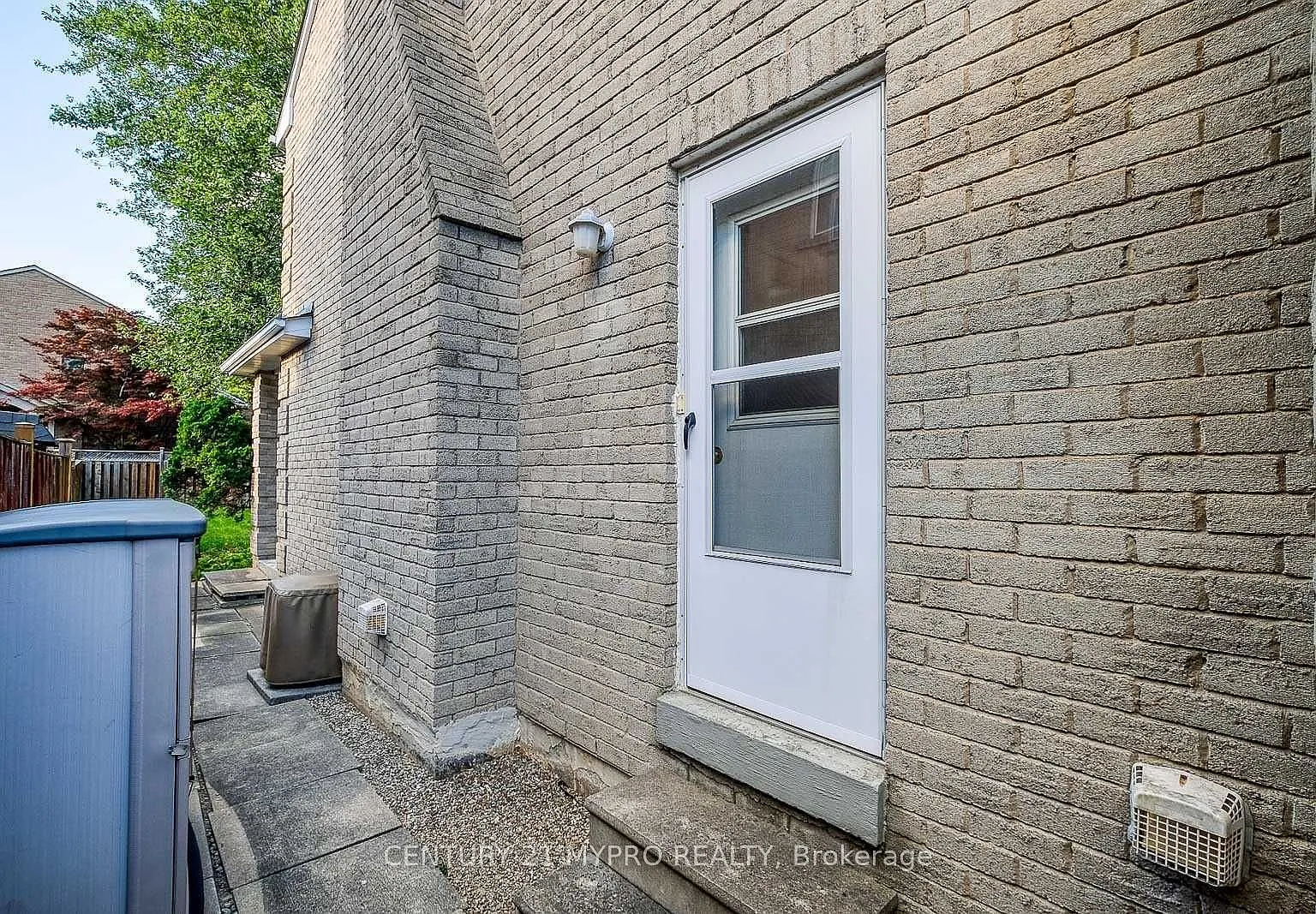 3 bed, $1,900 — Photo 2