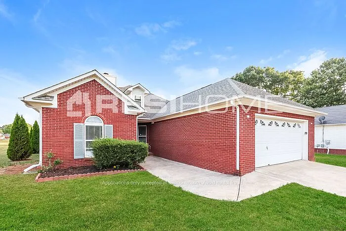 3 bed, 2.0 bath, 1469 sqft, $1,515 — Photo 2