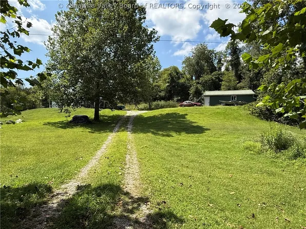 458 Pine Grove Chapel Rd, Leon, WV 25123