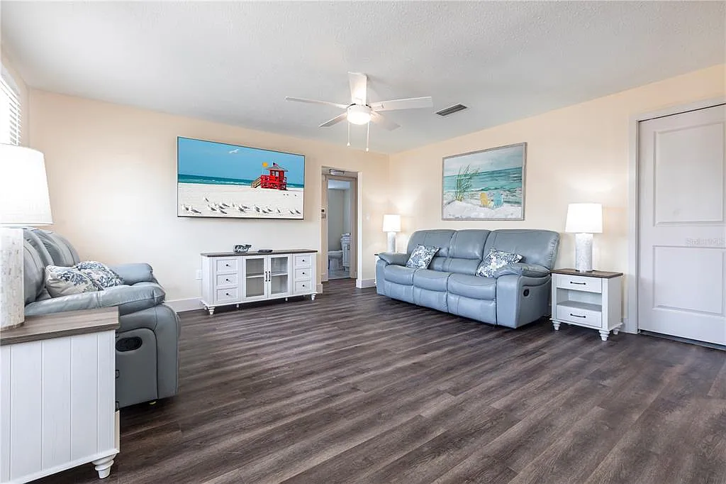 4 bed, 4.0 bath, 1552 sqft, $10,770 — Photo 3