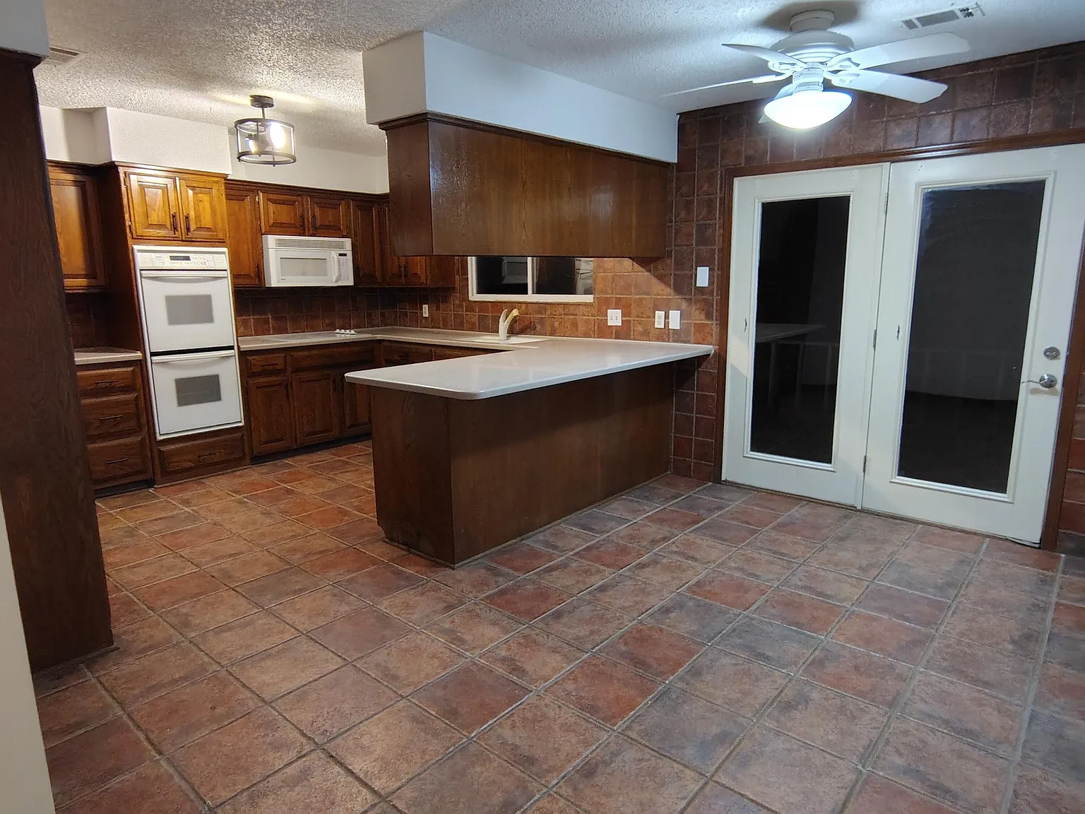 3 bed, 3.0 bath, 2296 sqft, $2,000 — Photo 4
