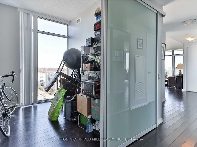 105 The Queensway #2211 — Photo 6