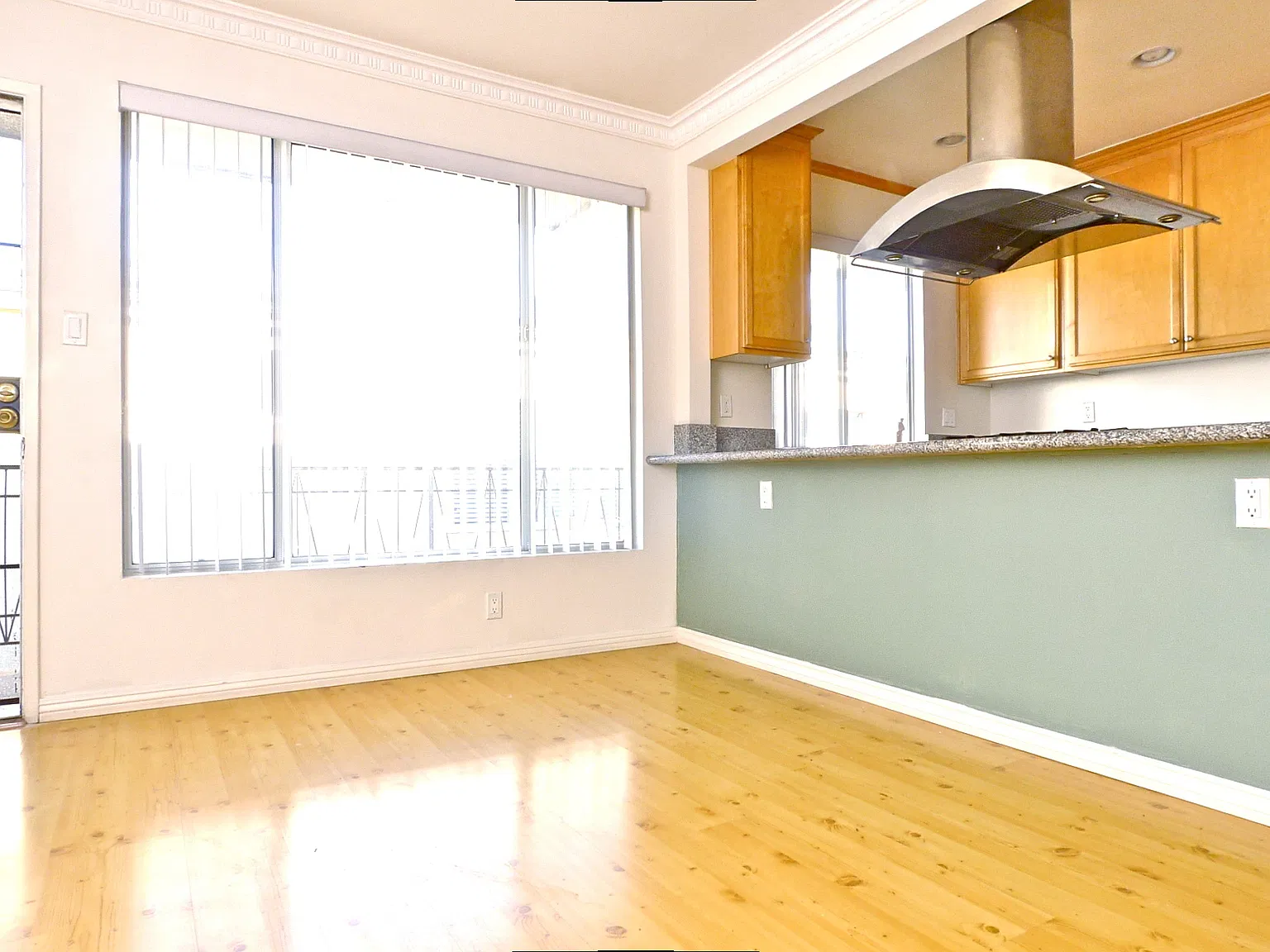 2 bed, 990 sqft, $3,975 — Photo 1