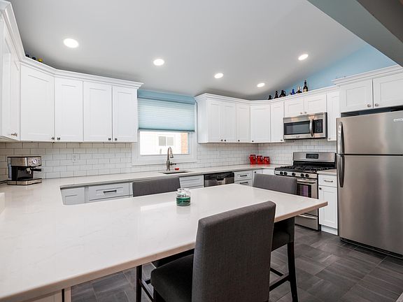 4th image of 320 Pacific Blvd