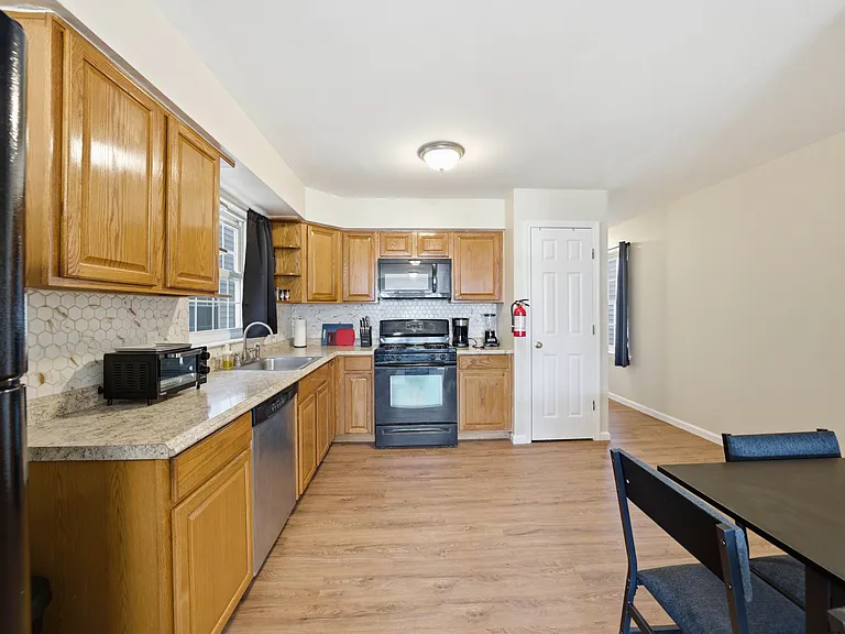 1049 Lafayette St #1A — Photo 2