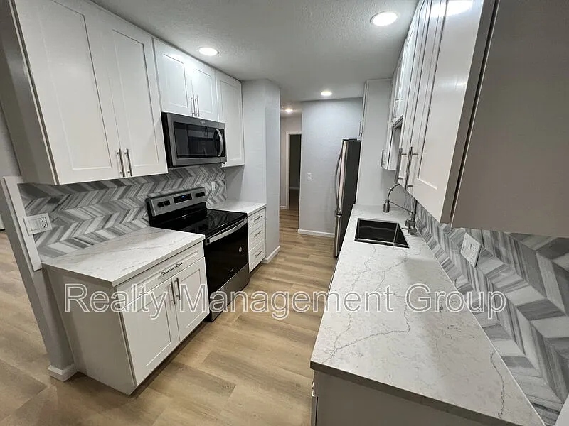 2 bed, 1.0 bath, 918 sqft, $2,300 — Photo 1