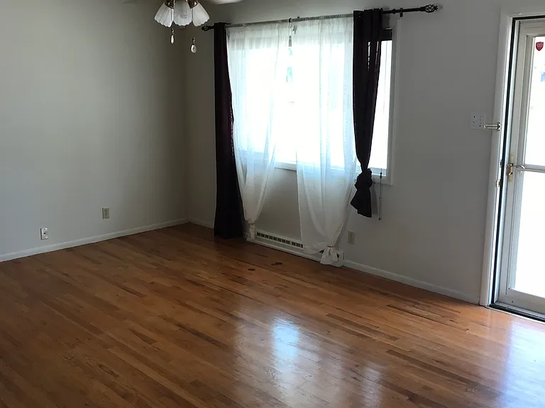 3212 Hollybrook Ln — Photo 6