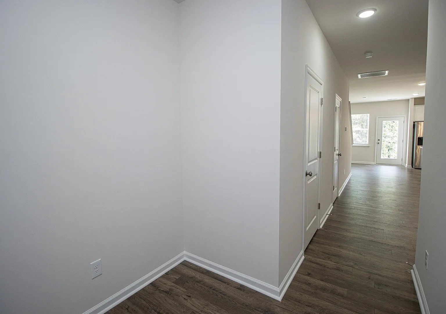 Beautiful 3-Bedroom Townhome with Modern Open-Concept Living — Photo 4
