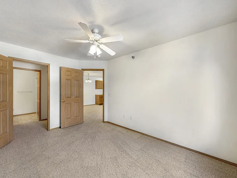 Platinum Valley Apartments — Photo 61