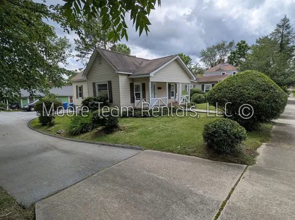 818 3rd Ave W, Hendersonville, NC 28739