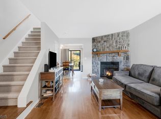 404 Willow Ct, Raritan Twp., NJ 08822